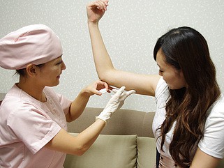 麻酔クリームを塗る様子