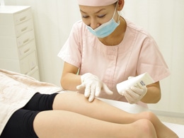 麻酔クリームを塗る様子